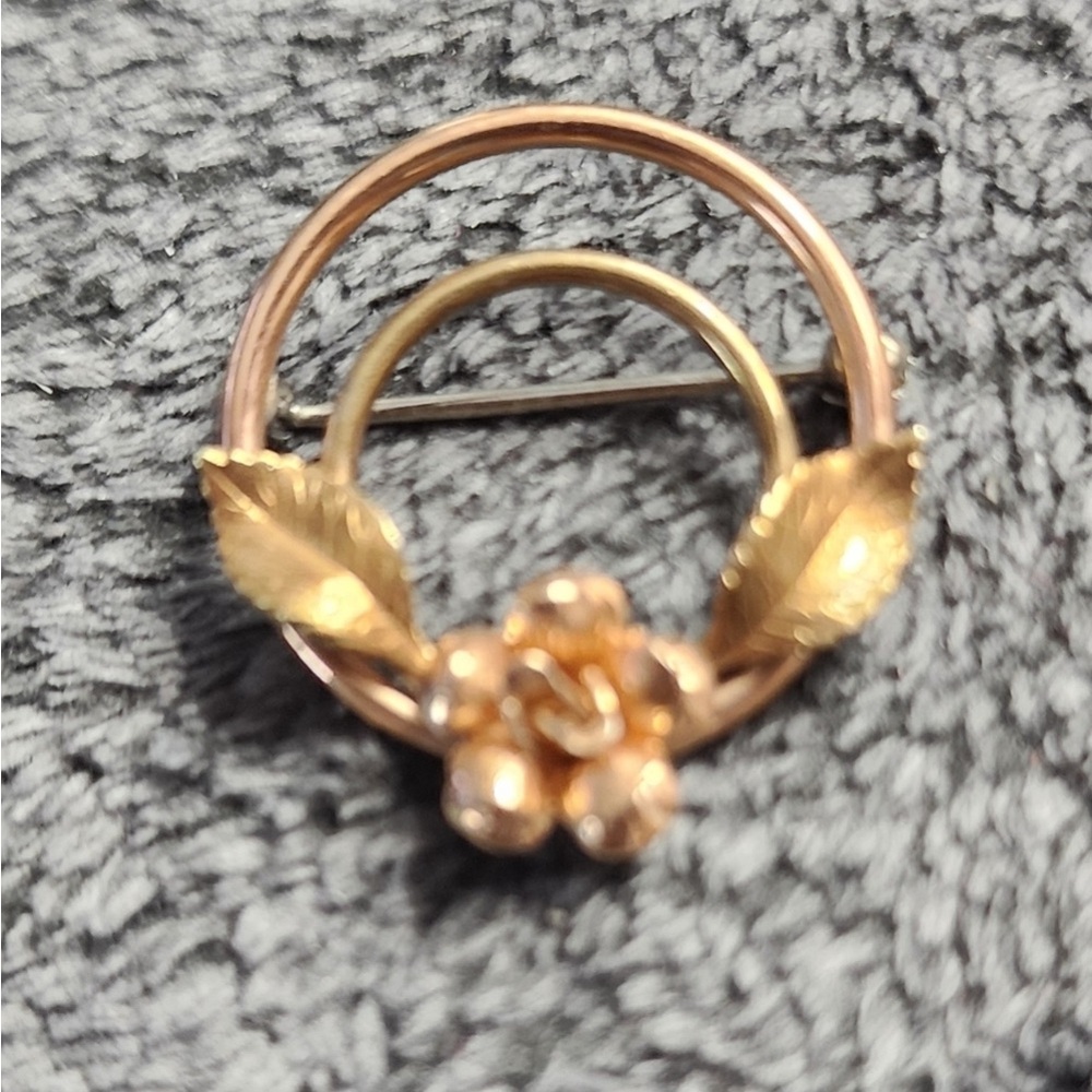 Chic Gold Floral Brooch with Leaf Accents
